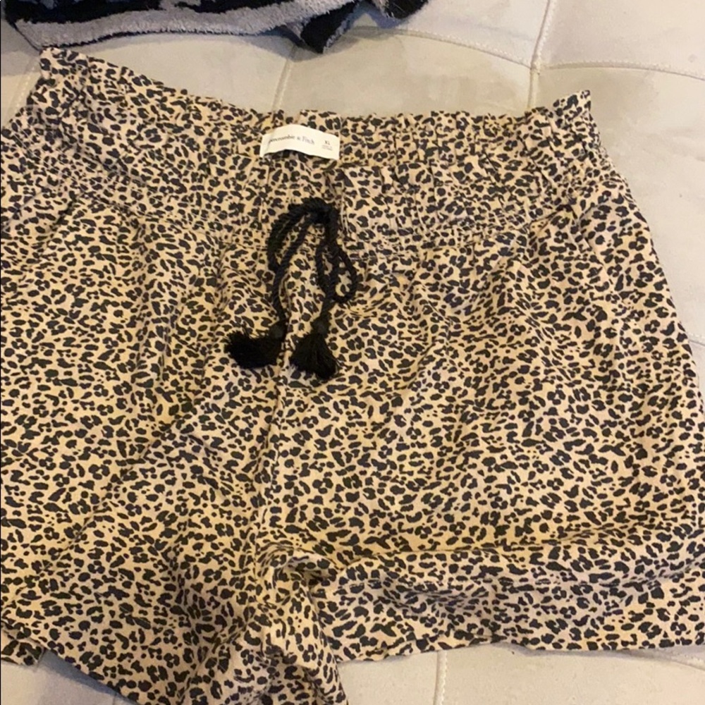 Abercrombie linen leopard shorts